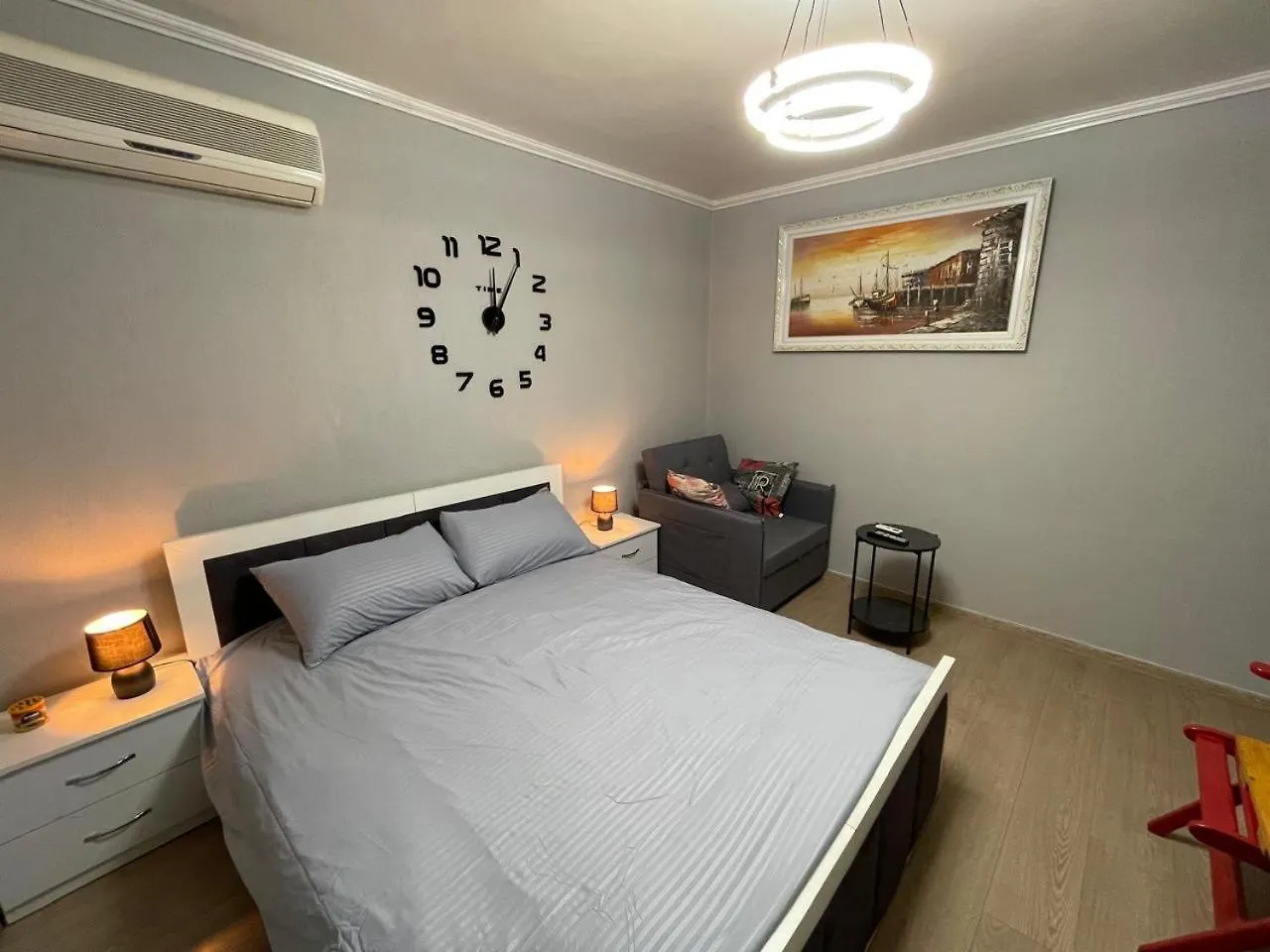 Eness Apartament Tirana Apartamento